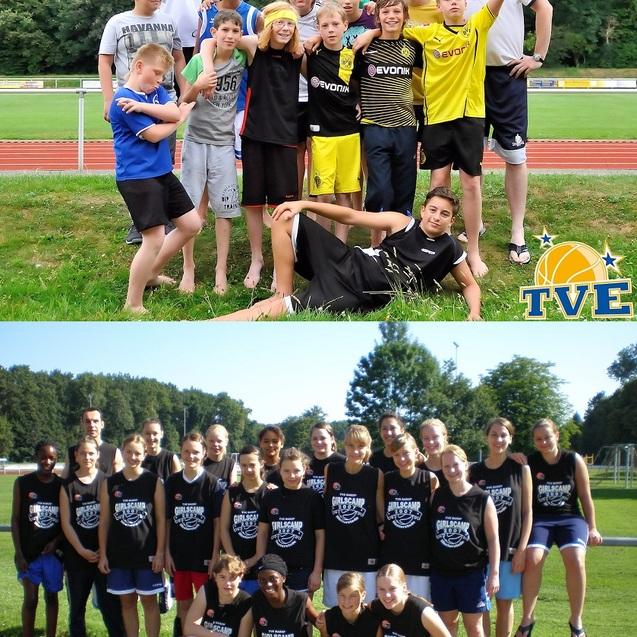 Gruppenfoto von Jungs im Sportoutfit auf Wiese und Mädchen in Trikots auf einem Platz, beide in einem Sportumfeld.