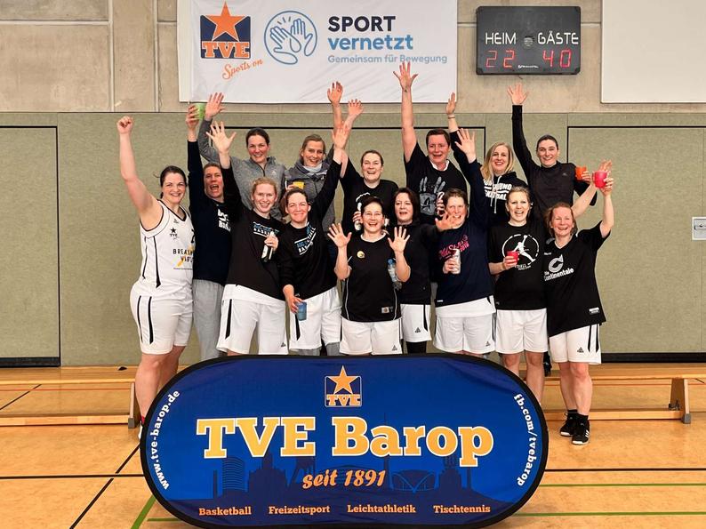 Ü40 WDM 2023 Gruppierend von Basketballspielerinnen in Sportkleidung, feiernd nach dem Spiel in einer Sporthalle.