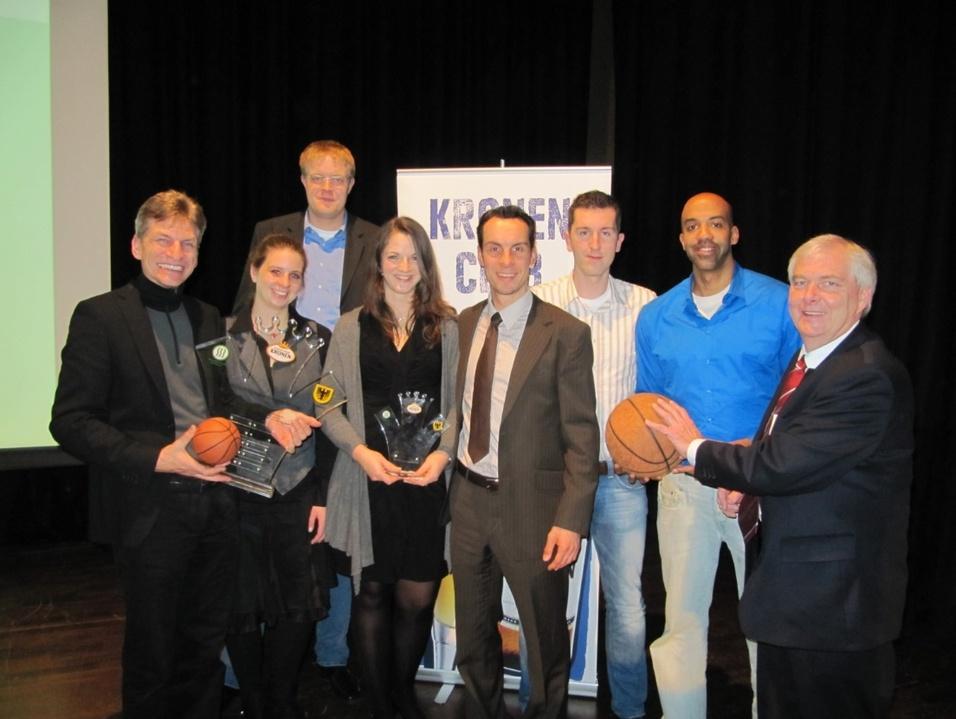 Vereinskrone 2010 Gruppierung von sieben Personen mit Basketballen, die auf einer Veranstaltung für den Sport posieren.