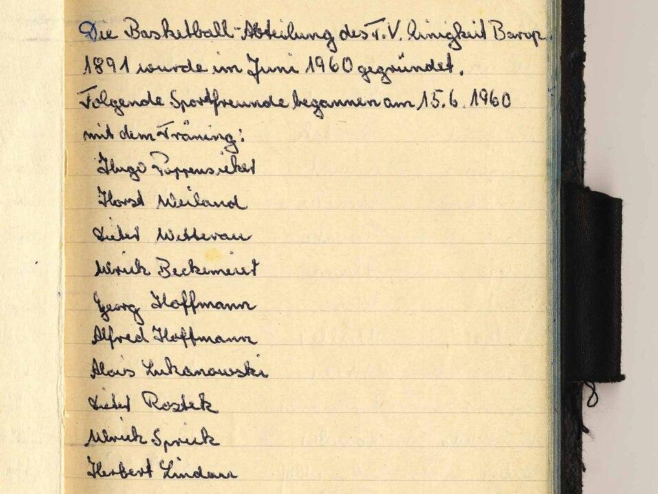 Handgeschriebene Liste von Basketballspielern und Trainer der Abteilung des v. Lingfield Borp aus dem Jahr 1960.