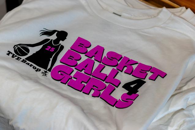 Weißes T-Shirt mit dem Aufdruck „BASKET BALL 4 GIRLS“ und Silhouette eines Mädchens mit Basketball.
