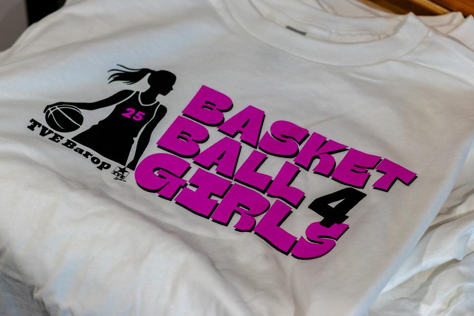 Weißes T-Shirt mit dem Aufdruck „BASKET BALL 4 GIRLS“ und Silhouette eines Mädchens mit Basketball.