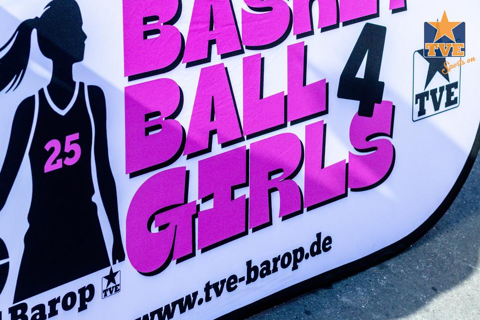 Banner mit dem Text „Basketball 4 Girls“, Nummer 25 und Silhouette eines Mädchens in Sportkleidung.