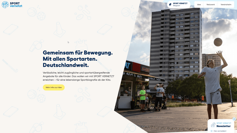 SV Homepage Mann spielt mit einem Ball vor einem Hochhaus, während Personen in Sportsachen im Hintergrund stehen.