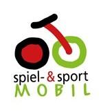 Logo von „spiel- & sport MOBIL“ mit buntem Fahrrad und dem Slogan „Komm raus! Mach mit!“ in roter Schrift.