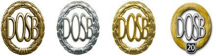 Vier Medaillen des Deutschen Olympischen Sportbundes (DOSB) in Gold, Silber und Bronze mit eingelassenen Zahlen und Symbolen.